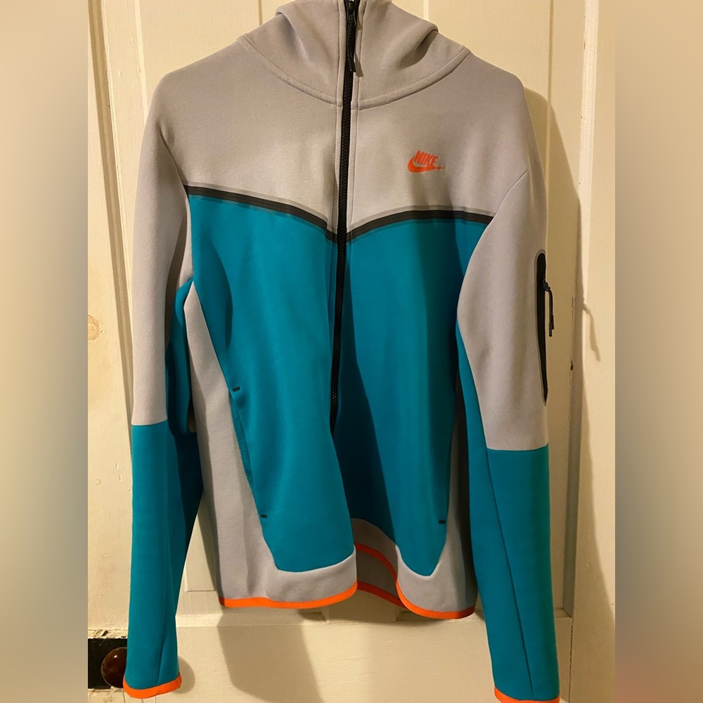 Men’s Nike tech